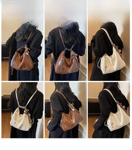 Modèle portant un sac à dos en similicuir PU marron foncé et beige élégant