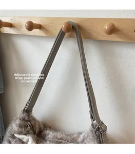 Détail de la bandoulière réglable en cuir et boucle argentée sur un sac à dos en peluche
