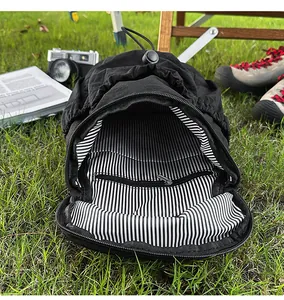 Details des schwarzen Nylon-Rucksacks mit gestreiftem Futter und innerem Reißverschluss