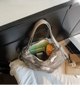 Vue intérieure du grand sac cabas en peluche contenant tablette, gourde et cosmétiques