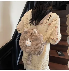 Détail du sac à dos peluche chat avec fourrure rayée douce et grands yeux bleus