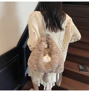 Vue arrière d'un mannequin portant un sac chat en fausse fourrure rayée à queue