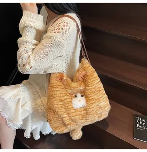 Détail du sac fourre-tout en peluche chat roux tigré avec oreilles 3D et queue duveteuse