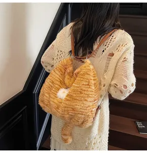 Détail du sac à dos peluche chat orange avec texture douce et bretelles en cuir marron