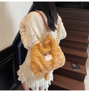 Détail du sac cabas chat en peluche orange avec bandoulière en cuir et oreilles 3D