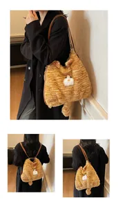 Détail du sac à dos chat en peluche montrant la fourrure douce et les bretelles en cuir