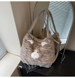 Détail du sac cabas chat en peluche avec oreilles 3D et texture rayée en situation