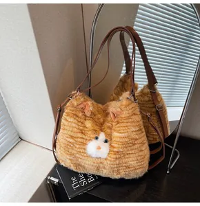 Détail d'un sac à dos chat en peluche orange avec oreilles 3D et bandoulière en cuir