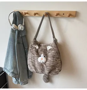 Détail du sac fourre-tout en peluche chat à rayures grises suspendu sur un support