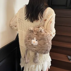 Sac à dos chat en peluche rayé avec oreilles 3D et fourrure douce, porté par un mannequin