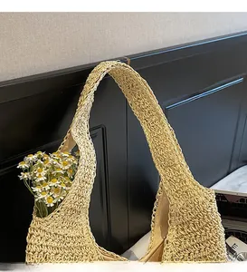 Détail de la bandoulière tissée durable d'un grand sac en paille pour l'été et la plage