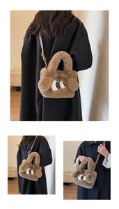 Dettaglio della borsa tote in peluche marrone con occhi cartoon e tracolla in pelle
