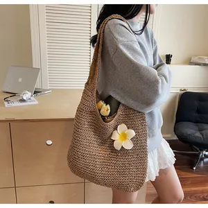 Détail du sac cabas tressé avec grande fleur blanche et tulipes pour les vacances d'été