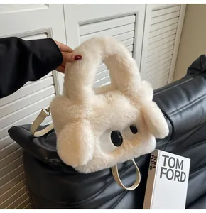 Dettaglio della borsa tote in peluche color crema con occhi a fumetto e tracolla fine