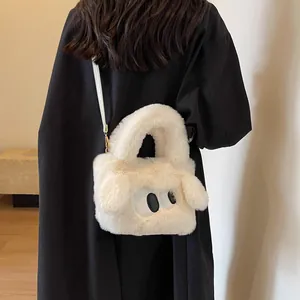 Graziosa borsa a tracolla in ecopelliccia bianca con ricamo a cane e orecchie di peluche