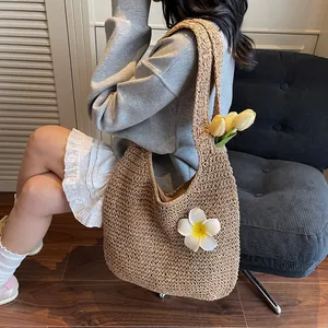 Grand sac à bandoulière en paille tressée avec fleur de frangipanier pour la plage
