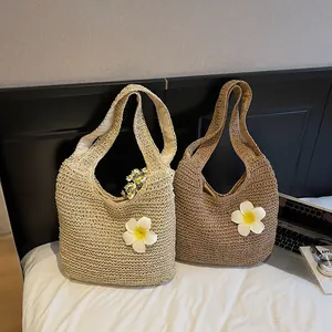 Grand sac cabas tressé avec décoration de fleurs pour la plage et les vacances d'été