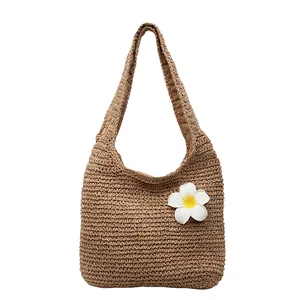 Grand sac à bandoulière en paille tressée avec fleur de frangipanier pour la plage