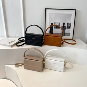 Bolsos bandolera rectangulares minimalistas en cuatro colores con asas superiores