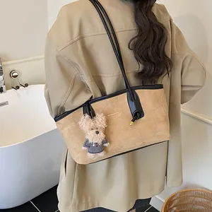 Élégant sac à bandoulière vintage en daim marron pour femme avec joli pendentif ours