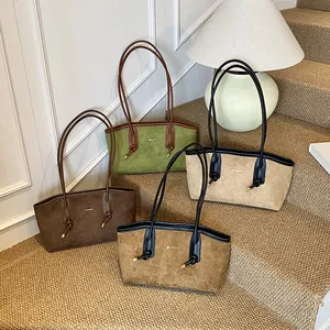 Sacs à bandoulière rétro en daim pour femmes en marron vert beige et camel sur l'escalier