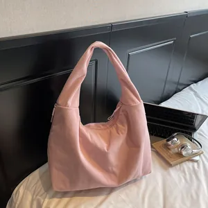 Sac hobo en velours côtelé rose pour femme avec forme demi-lune minimaliste et zip