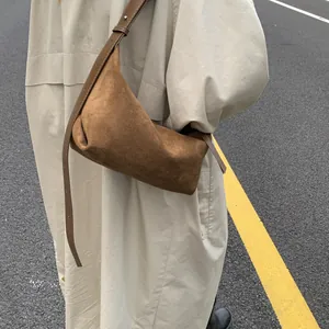 Borsa a tracolla in finta pelle scamosciata marrone con un trench beige chic