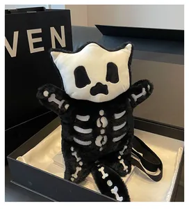 Vue macro du sac à dos peluche tête de mort gothique dans son coffret cadeau