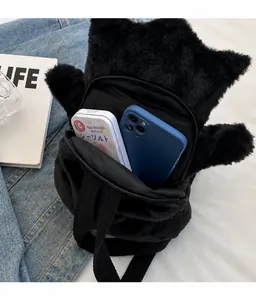 Gros plan de l'intérieur du sac à dos en peluche montrant l'espace pour le téléphone