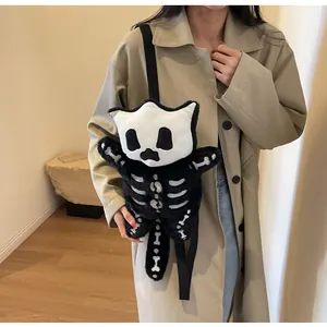 Détail d'un sac à dos squelette en peluche avec fourrure noire douce et motifs d'os blancs