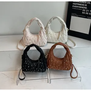 Detalle de cuatro bolsos matelassé con diamantes de imitación brillantes en varios colores