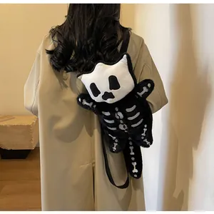Vue arrière du mannequin portant un sac à dos chat squelette en peluche noir avec broderie