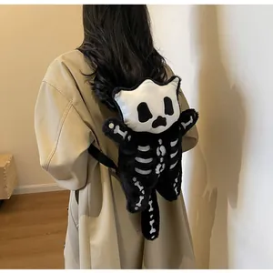 Vue détaillée du sac à dos chat squelette en peluche noir porté par un mannequin en extérieur
