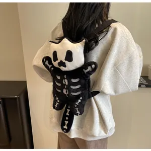 Vue arrière d'un sac à dos crâne en peluche avec fourrure douce noire et blanche et sangles
