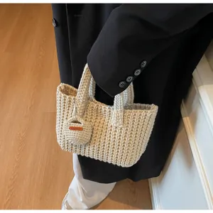 Détail du sac à main tissé fait main beige avec porte-monnaie rond et étiquette en cuir
