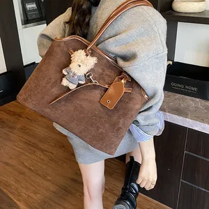 Vintage donkerbruine suède shopper met grote capaciteit en schattige teddybeer-hanger