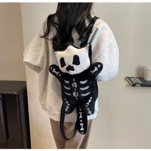 Vue détaillée du sac à dos en peluche chat squelette avec bretelles noires réglables