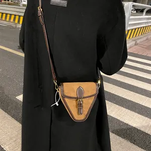 Bolso bandolera vintage de ante marrón en forma triangular con detalles de cuero