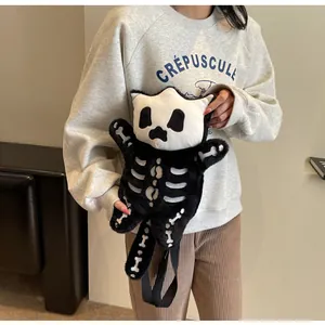Vue détaillée du sac à dos peluche tête de mort montrant la fourrure et les motifs d'os