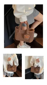 Détails d'un sac à main en maille marron avec breloque en cœur fait main et texture douce