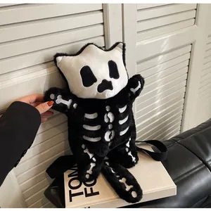 Détail du sac à dos peluche chat squelette avec broderie d'os blancs et bretelles noires