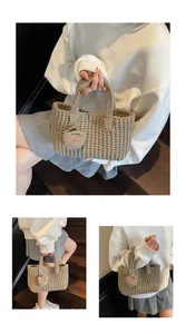 Détail de la texture d'un sac cabas tricoté main avec breloque et étiquette Hand Made