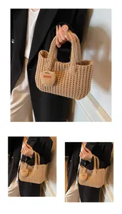 Détails du sac à main en maille kaki avec un charmant pendentif en forme de cœur fait main