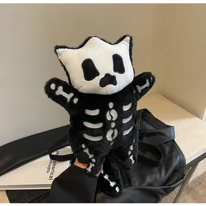 Vue détaillée du sac à dos peluche chat squelette avec broderie d'os blanche et texture