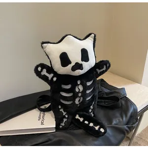 Détail du sac à dos chat squelette en peluche avec broderie blanche sur fourrure noire
