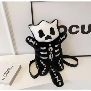 Détail du sac à dos créatif chat en peluche noir avec broderie squelette d'Halloween