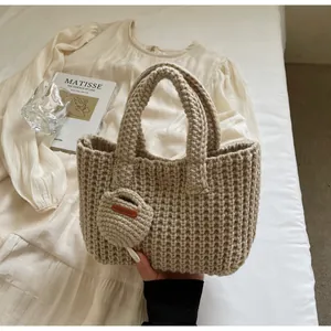 Gros plan détaillé du sac à main en maille beige avec étiquette faite à la main