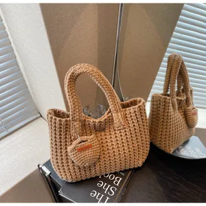 Détail du sac cabas en tricot marron fait main avec pendentif cœur et étiquette en cuir