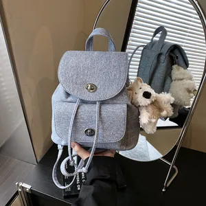 Hellblauer Denim-Minirucksack mit Metalldrehverschlüssen und Plüschbär-Anhänger
