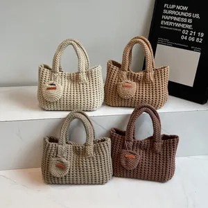Lot de quatre sacs à main en crochet faits main aux tons terre avec mini charms